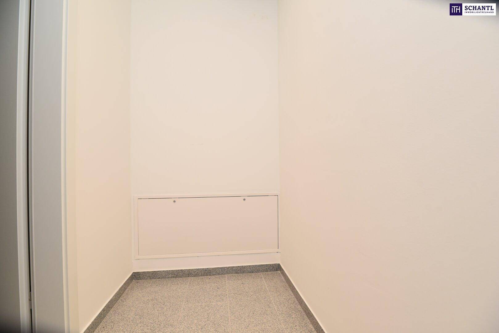 Kleiner, leerer Abstellraum mit weißen Wänden und grauen Fliesen, ideal für zusätzlichen Stauraum.