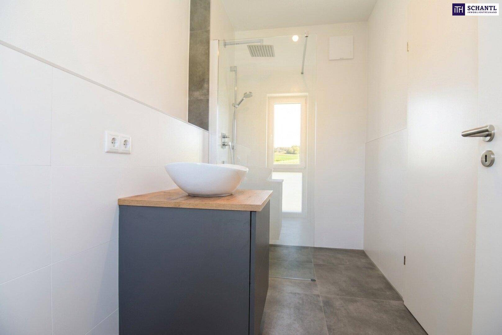 Modernes Badezimmer mit Einzelwaschbecken, begehbarer Dusche und Fenster für Tageslicht.