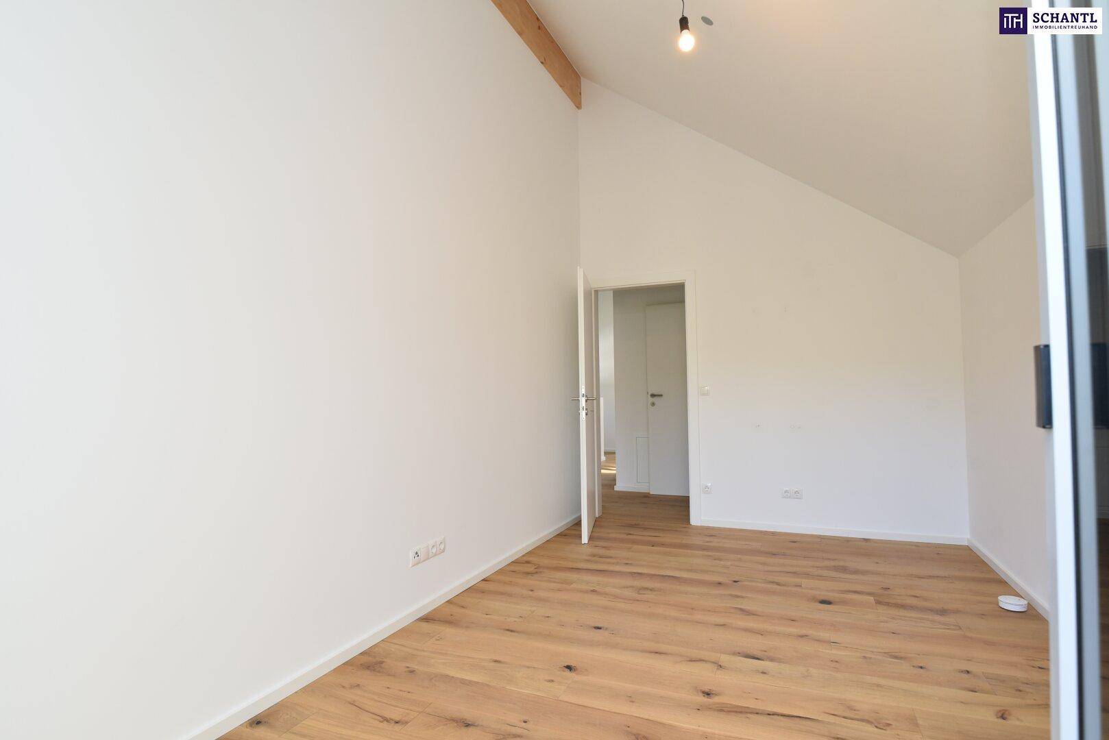 Geräumiges Zimmer mit hohen Decken, Holzboden und weiß gestrichenen Wänden, ideal für individuelle Gestaltung.