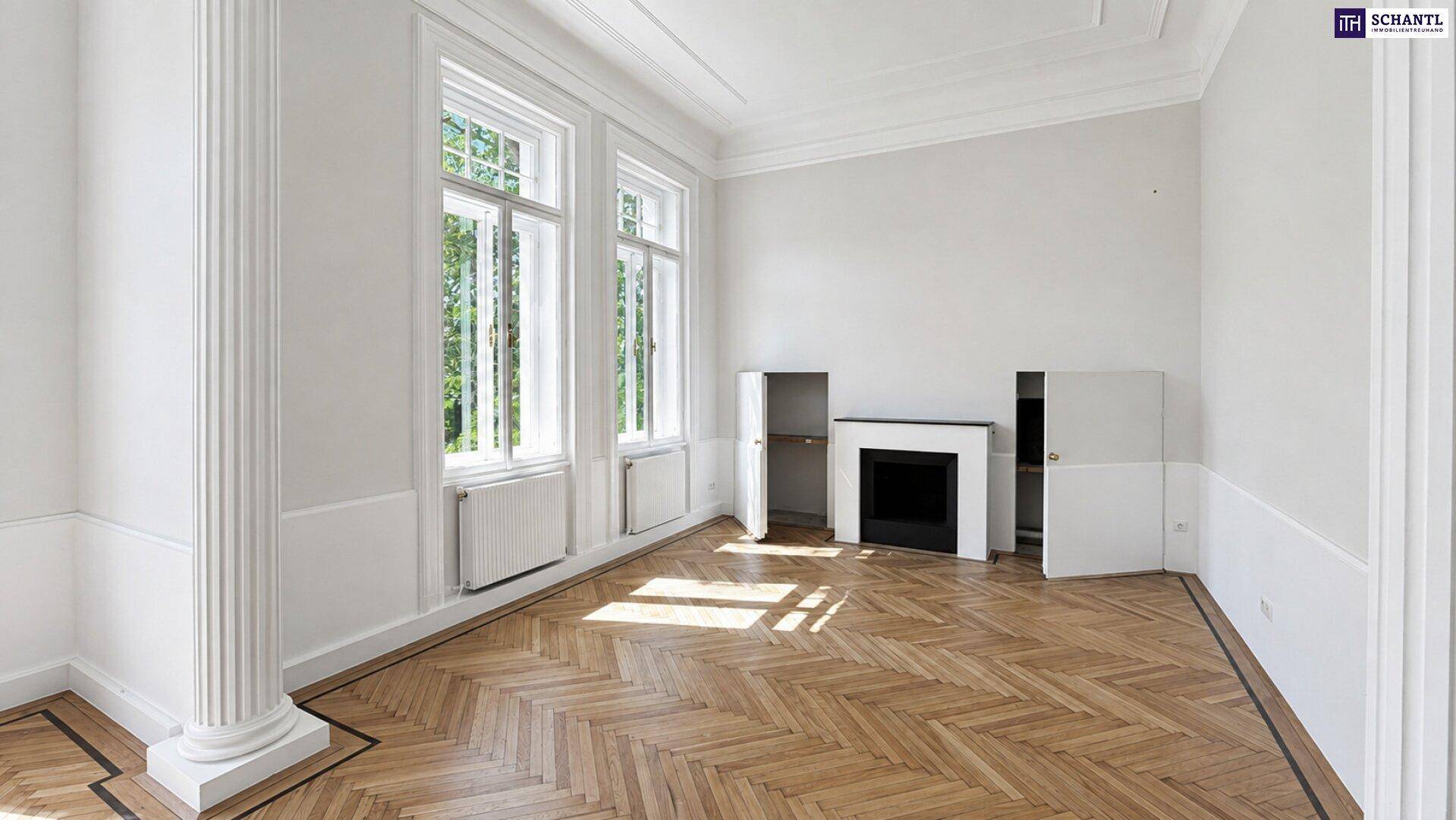 Helles Wohnzimmer mit Fischgrätparkett, hohen Fenstern und einem eleganten Kamin, bereit zur individuellen Gestaltung.