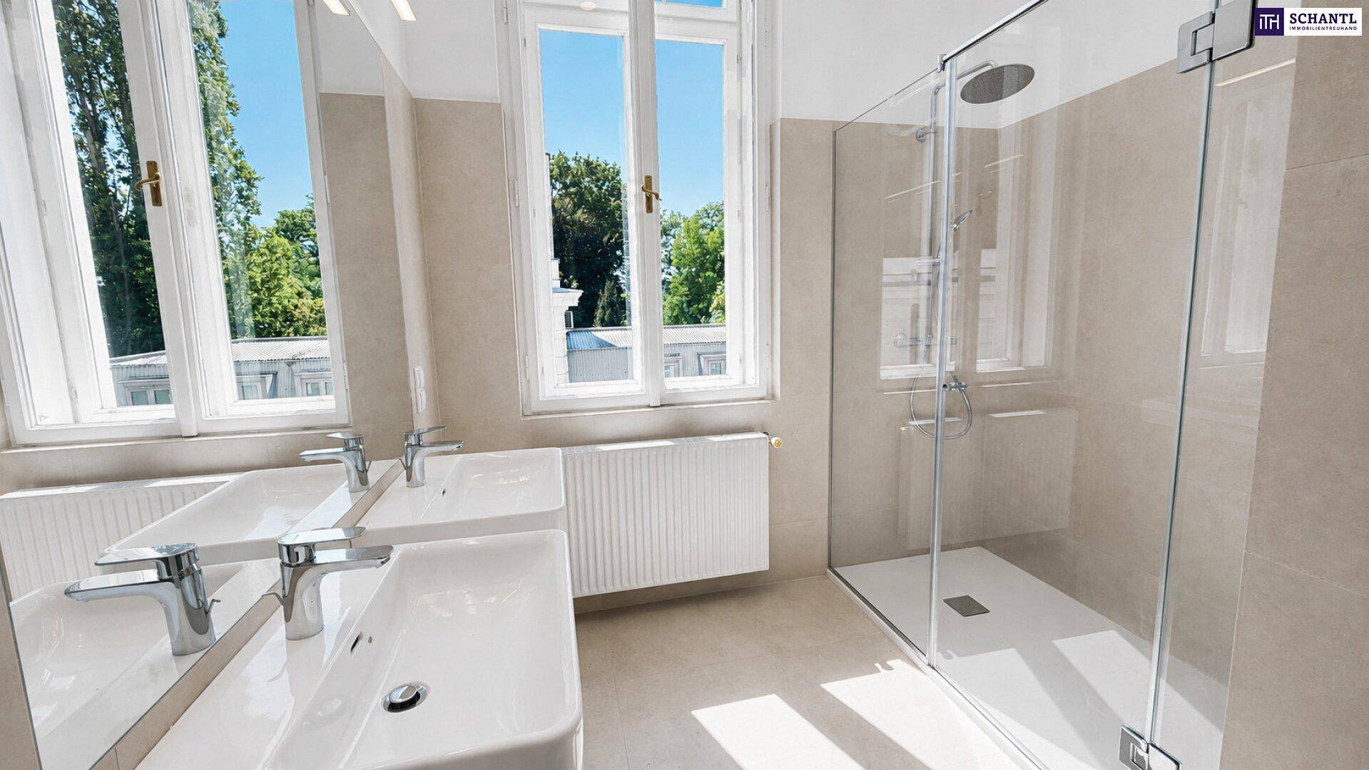 Modernes Badezimmer mit Doppelwaschbecken, großer begehbarer Dusche und Fenstern, die viel Tageslicht spenden.