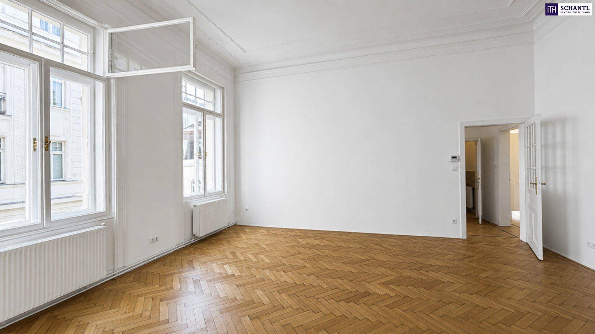 Geräumiger, heller Raum mit Fischgrätparkett und hohen Fenstern, ideal für Wohnzwecke und individuelle Gestaltung.
