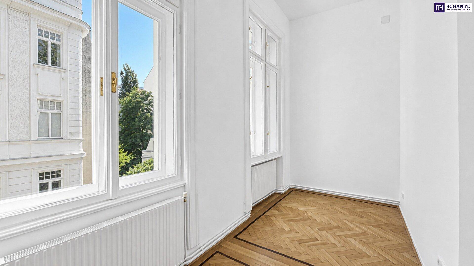 Helles Zimmer mit Fischgrätparkett und Blick ins Grüne durch die hohen Fenster, ideal als Schlaf- oder Arbeitszimmer.
