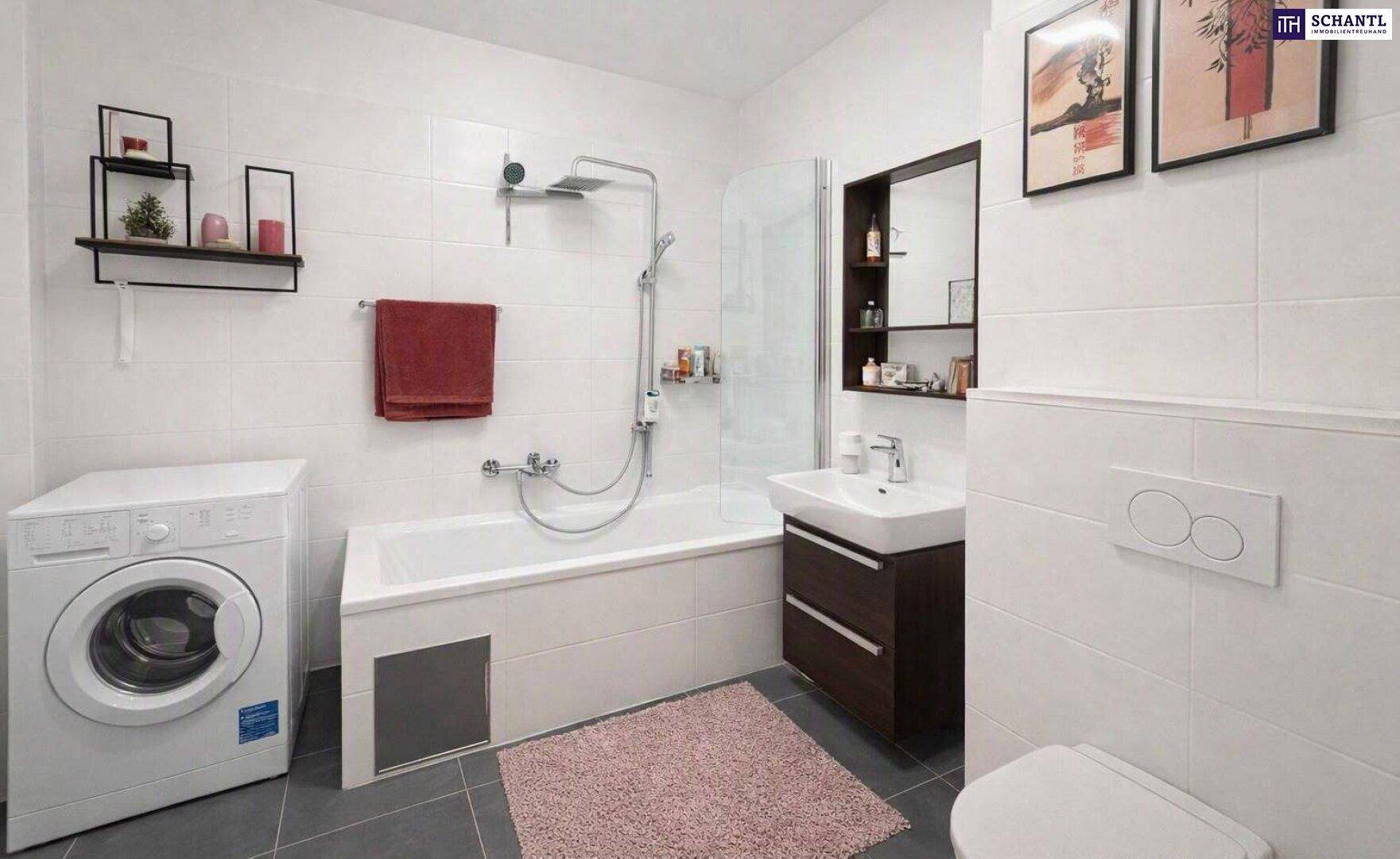 Modernes Badezimmer mit Badewanne, Dusche, WC, Waschbecken und Waschmaschine.
