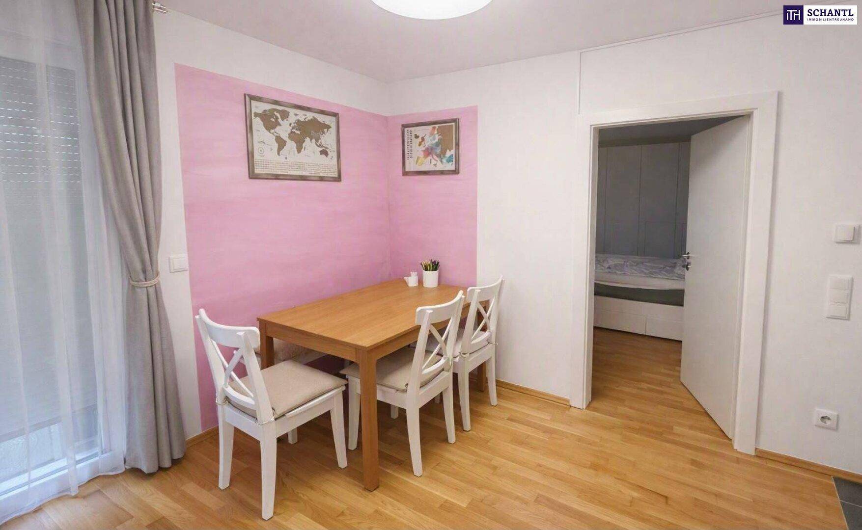 Heller Essbereich mit Holztisch, Stühlen und Zugang zu einem angrenzenden Schlafzimmer.