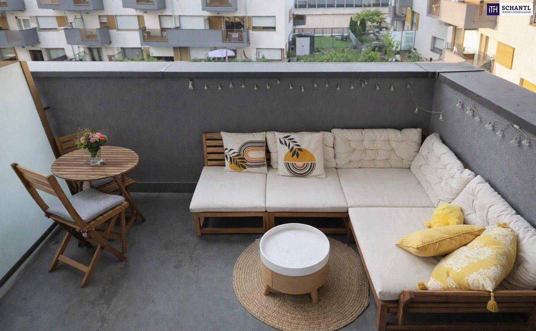 Gemütlicher Balkon mit Outdoor-Sitzgruppe und kleinem Tisch für entspannte Stunden.