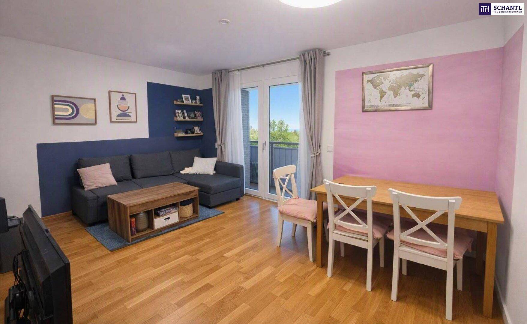 Offener Wohn-Essbereich mit Holzboden, Sofa, Esstisch und Zugang zum Balkon.