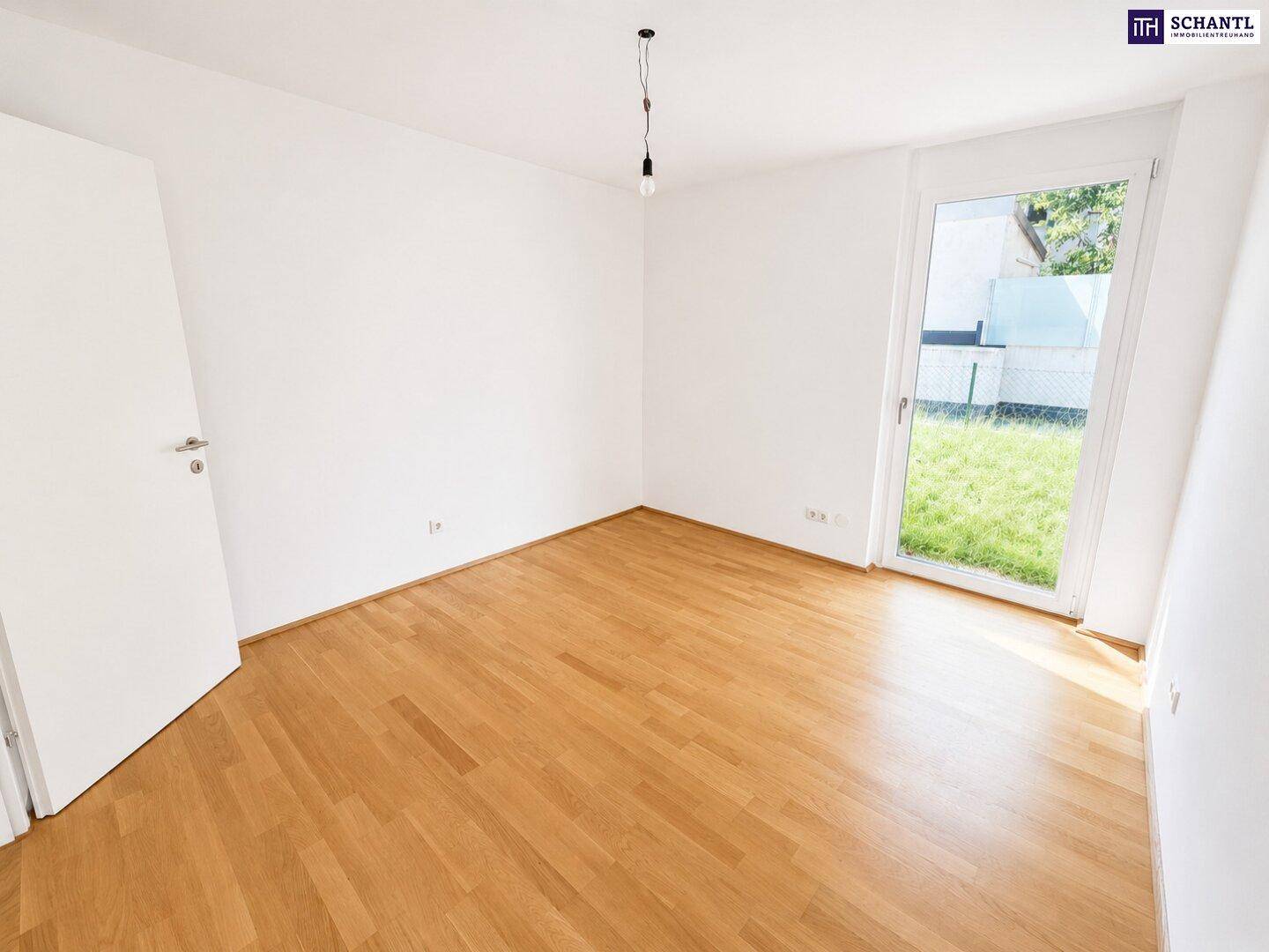 Helles Schlafzimmer mit Holzboden und direktem Zugang zum Garten oder Balkon.