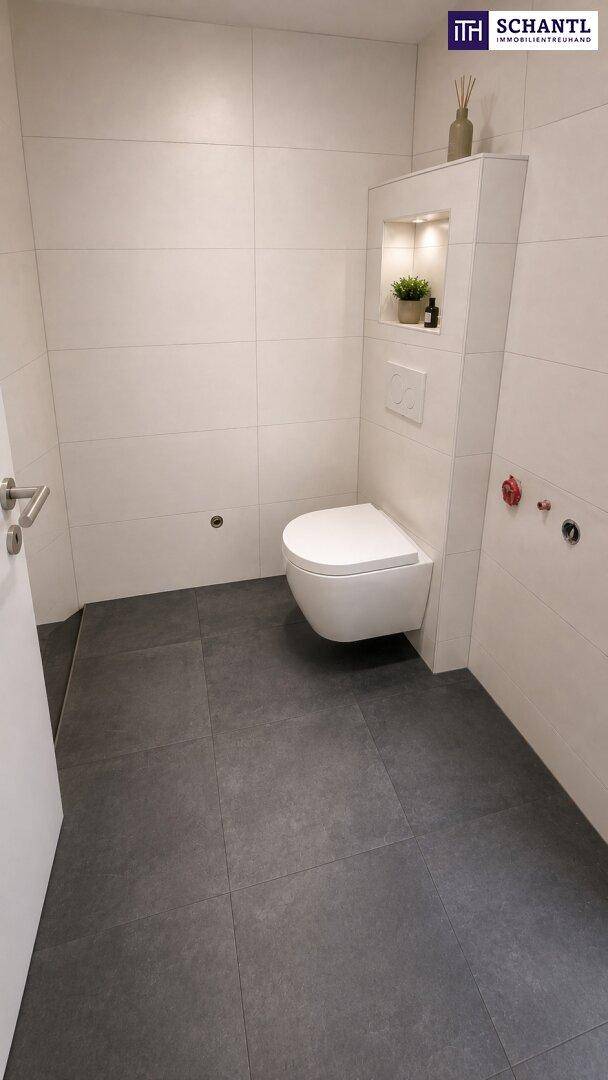 Modernes Gäste-WC mit dunklen Bodenfliesen und wandhängendem WC.