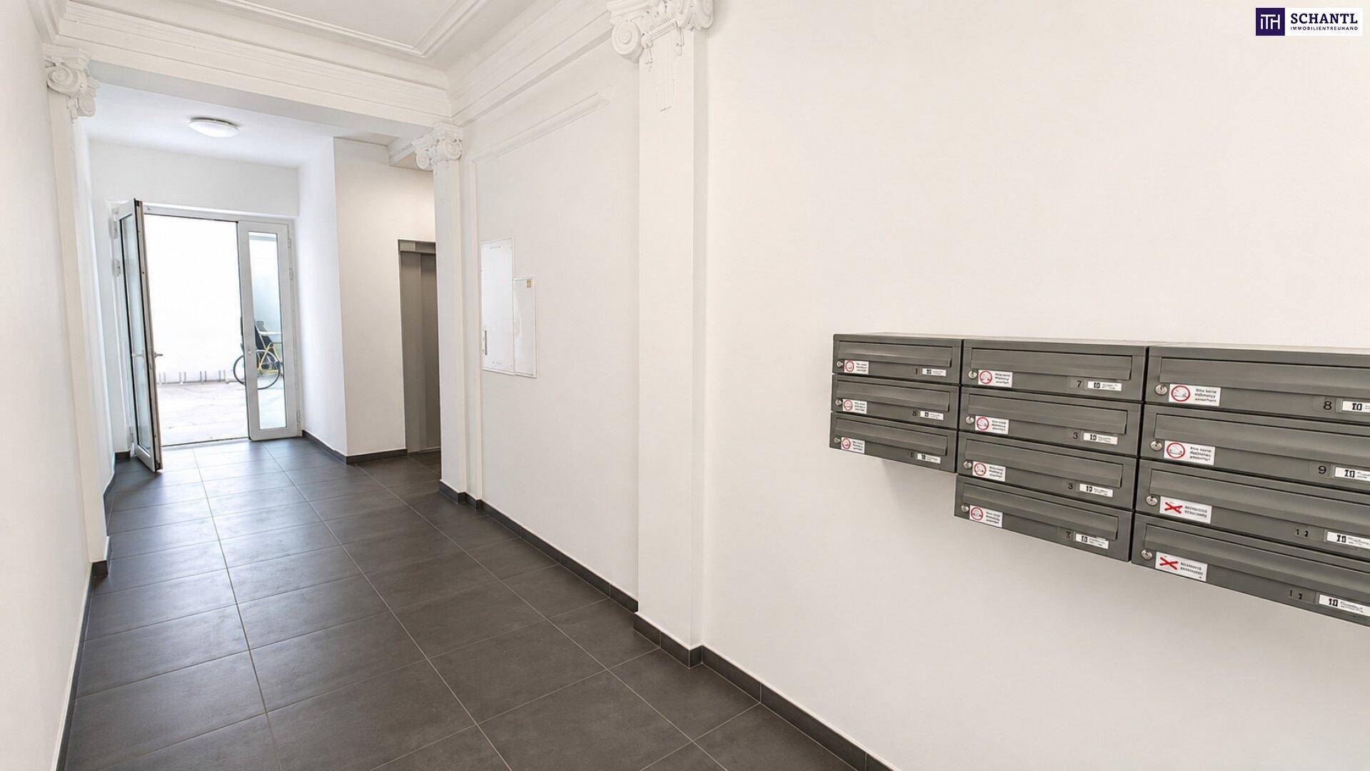 Heller Eingangsbereich mit Briefkästen und Zugang zum Aufzug und weiteren Wohnungen.