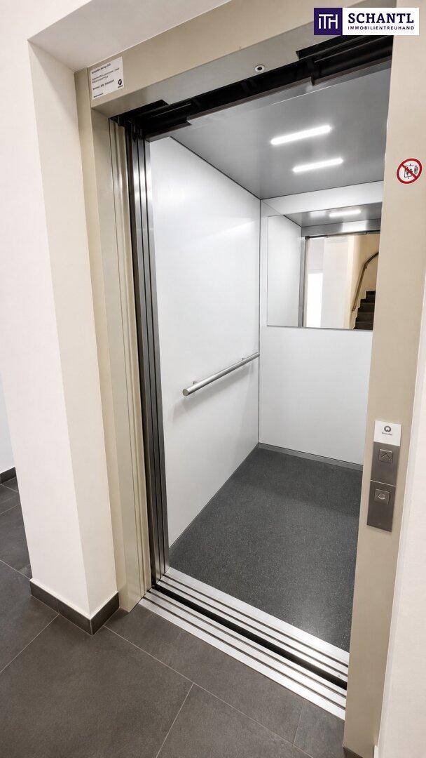 Moderner Aufzug mit Edelstahldetails und Spiegel, bietet bequemen Zugang zu den Etagen.