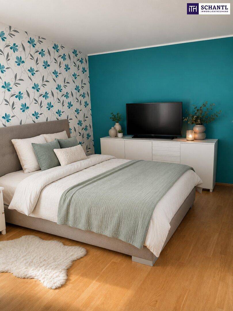 Schlafzimmer mit farbenfroher Wandgestaltung, floraler Tapete und einem bequemen Doppelbett.