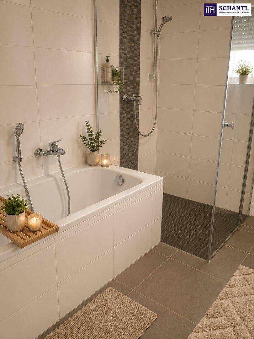 Modernes Badezimmer mit Badewanne, separater Dusche und hellen Fliesen an Wänden und Boden.