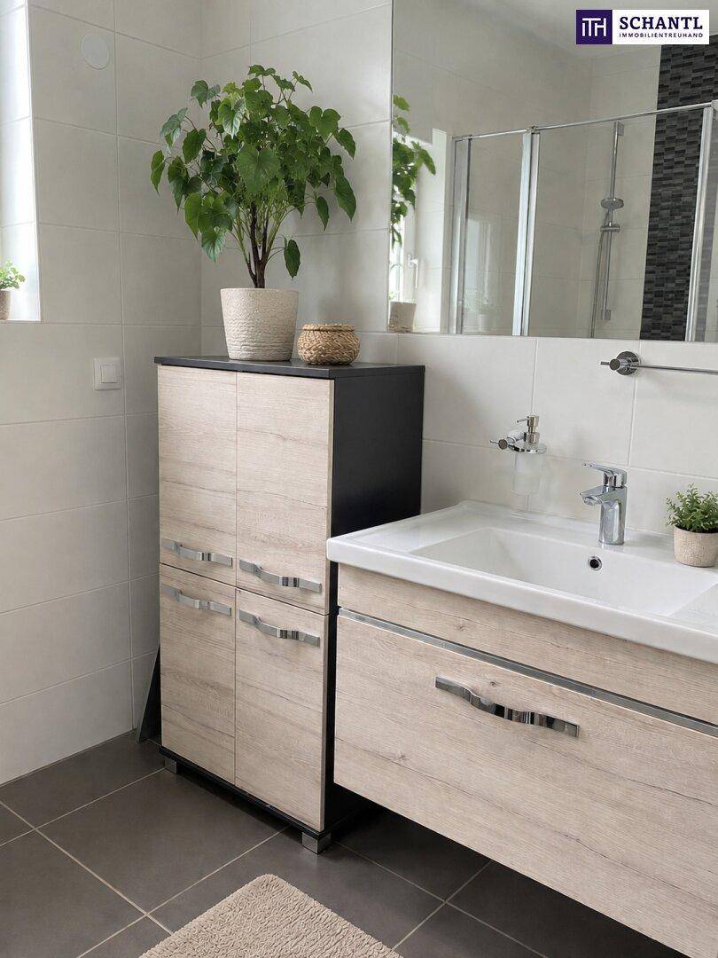 Modernes Badezimmer mit Einzelwaschbecken, Spiegelschrank und hellen Fliesen.