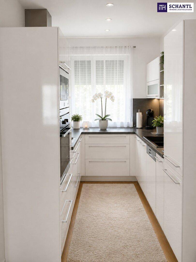 Helle, moderne Küche mit weißen Hochglanzfronten, Einbaugeräten und Fenster mit Vorhängen.