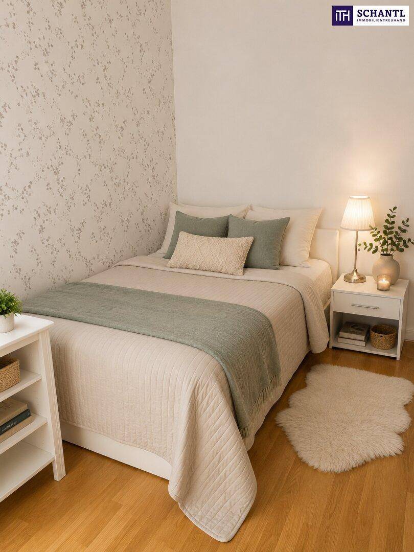 Helles Schlafzimmer mit Einzelbett, dezenter Tapete, Nachttisch und Parkettboden.