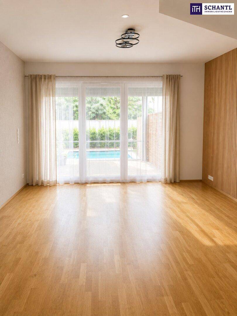 Leeres Wohnzimmer mit hellem Parkettboden und großen Fenstern mit Blick auf den Poolbereich.