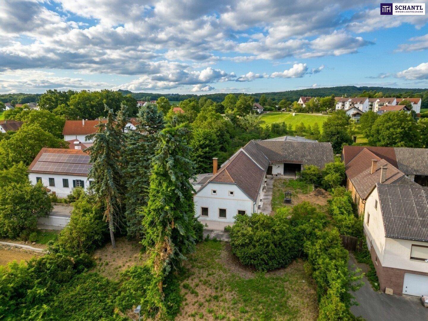 Weitläufige Luftaufnahme des Anwesens und der umliegenden ländlichen Siedlung.