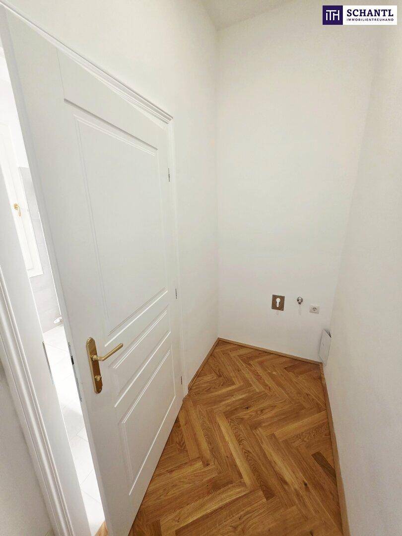 Kleiner Raum mit Anschlüssen und Fischgrätparkett, ideal als Abstellraum oder für Waschmaschine.