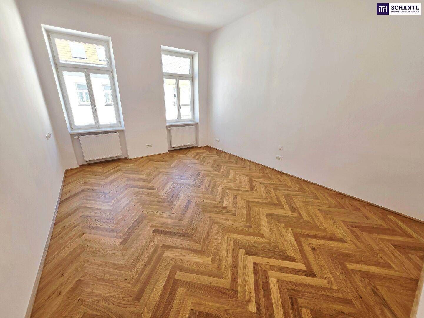 Freundliches Zimmer mit neuem Fischgrätparkett und weißen Wänden, bereit zum Einzug.