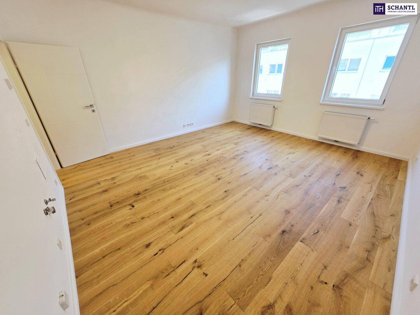 Geräumiges Zimmer mit hellem Holzboden und weißen Wänden, bereit für individuelle Gestaltung.