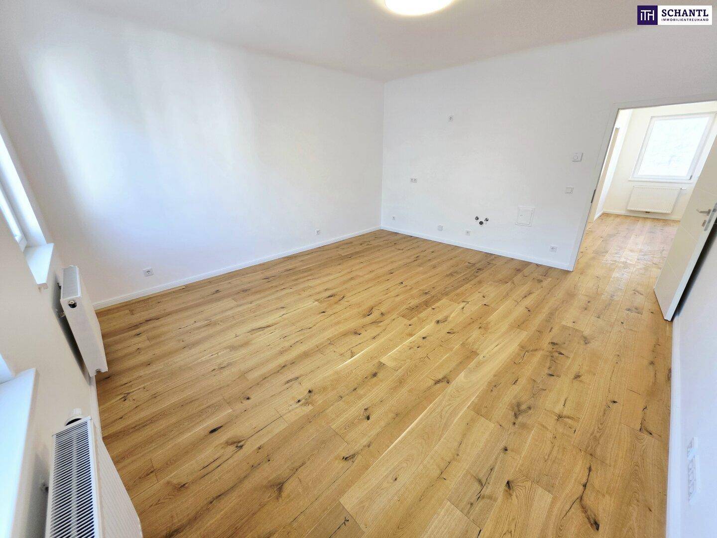 Helles Zimmer mit Holzboden und weißen Wänden, bietet viel Potenzial für individuelle Einrichtung.