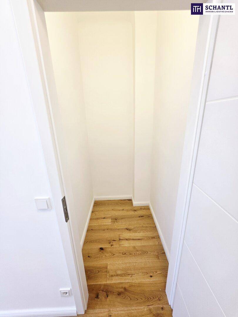 Praktischer Abstellraum mit Holzboden und weißen Wänden, ideal für zusätzlichen Stauraum.