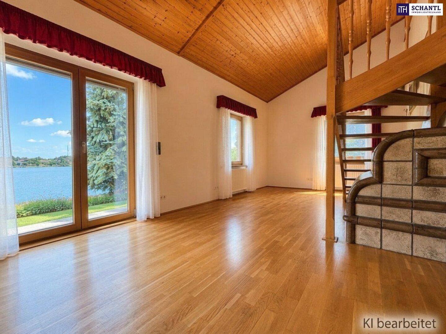 Helles Wohnzimmer mit Holzboden, Holzdecke, Seeblick und traditionellem Kachelofen.