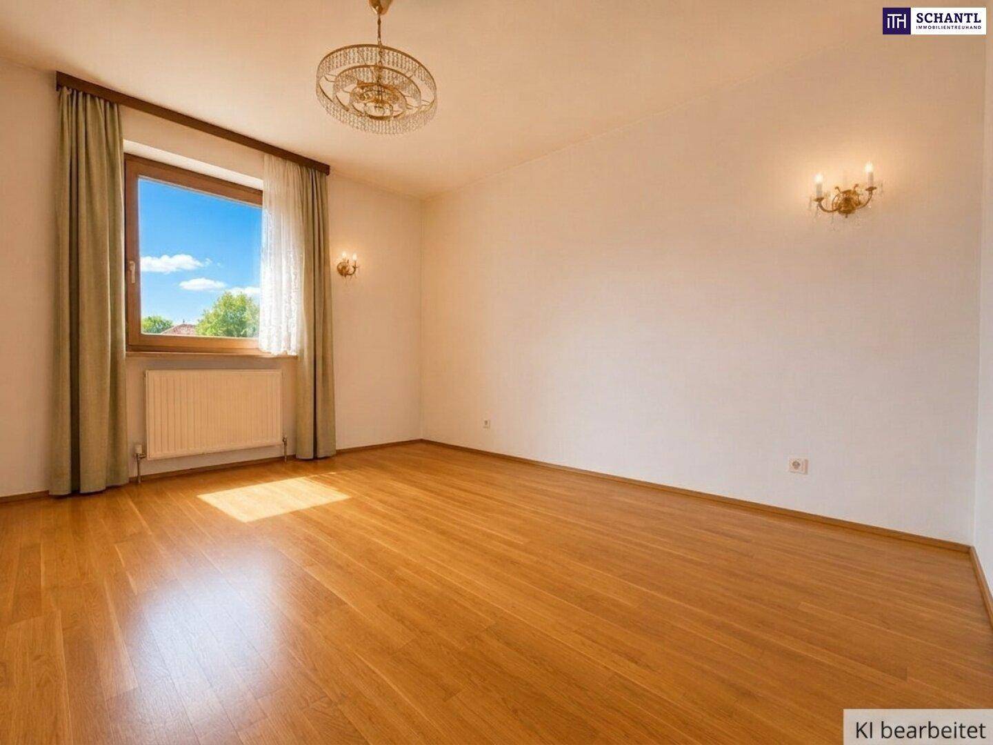 Geräumiges Schlafzimmer mit Holzboden, großem Fenster und viel natürlichem Licht.