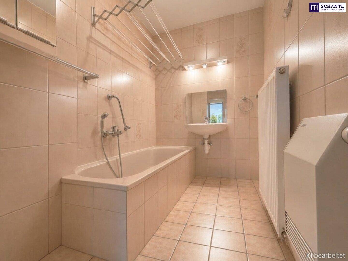 Funktionales Badezimmer mit beigefarbenen Fliesen, Badewanne und Heizkörper.