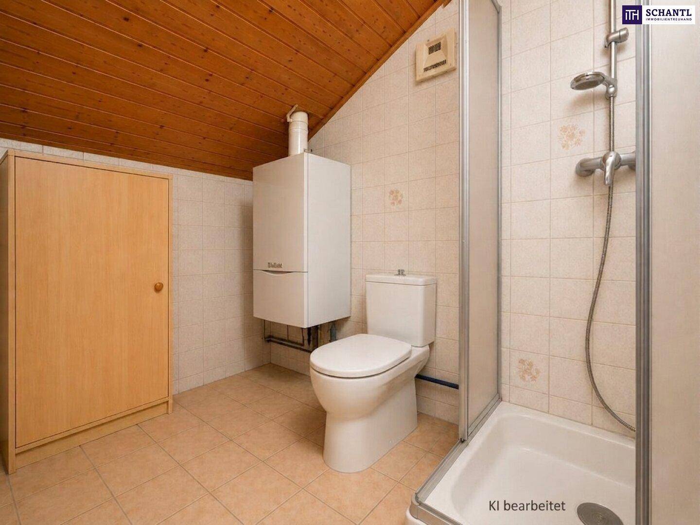 Badezimmer mit Dusche, Toilette, Heiztherme und Dachschräge.
