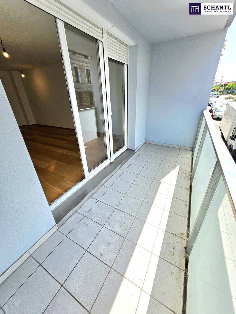 Heller Balkon mit Fliesenboden und Blick auf die Straße, ideal für entspannte Stunden im Freien.