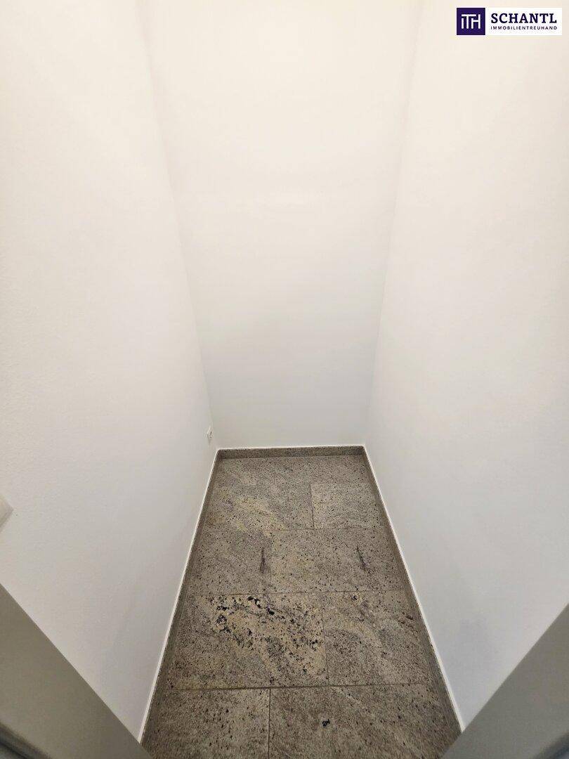 Praktischer Abstellraum mit Granitfliesenboden, ideal für zusätzlichen Stauraum.