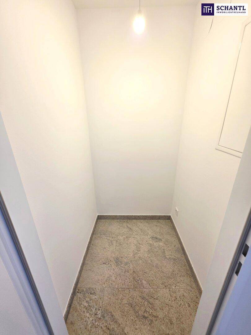 Praktischer Abstellraum mit Fliesenboden und ausreichend Platz für Haushaltsgegenstände.