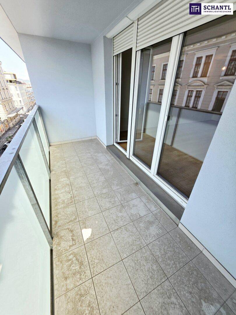 Geräumiger Balkon mit Fliesenboden und Glasbrüstung, ideal für entspannte Stunden im Freien.