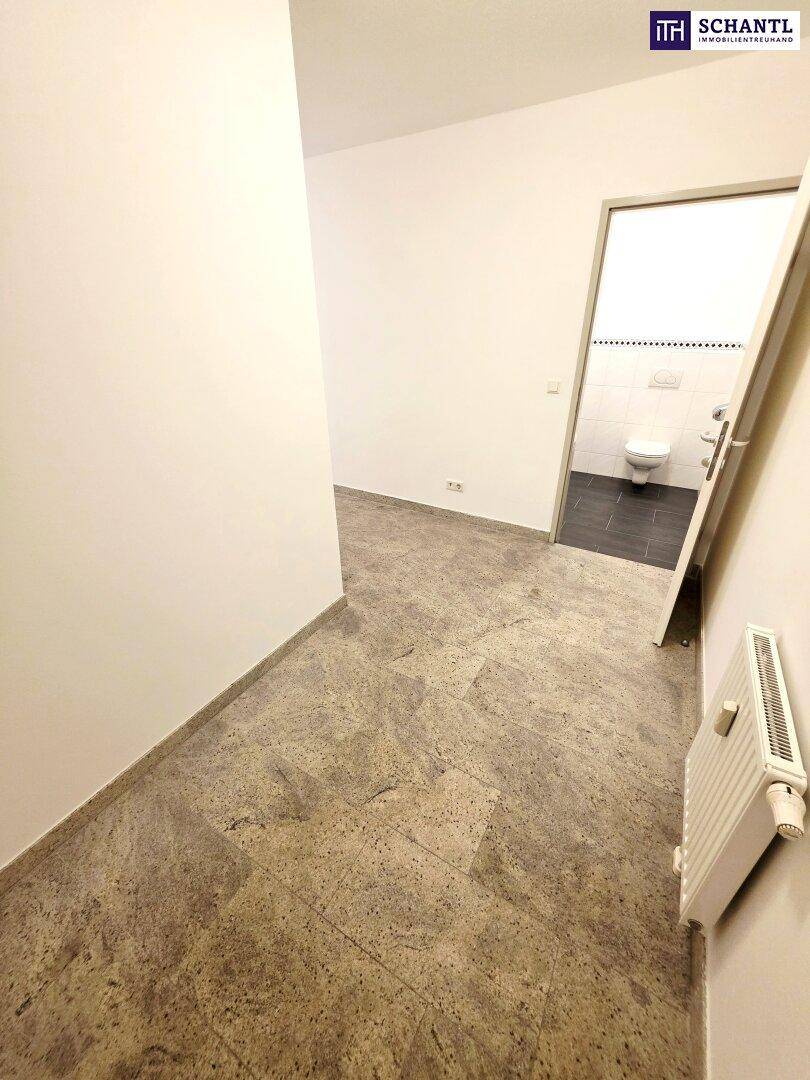 Heller Flur mit gefliestem Boden, der zu den weiteren Räumen und dem Badezimmer führt.