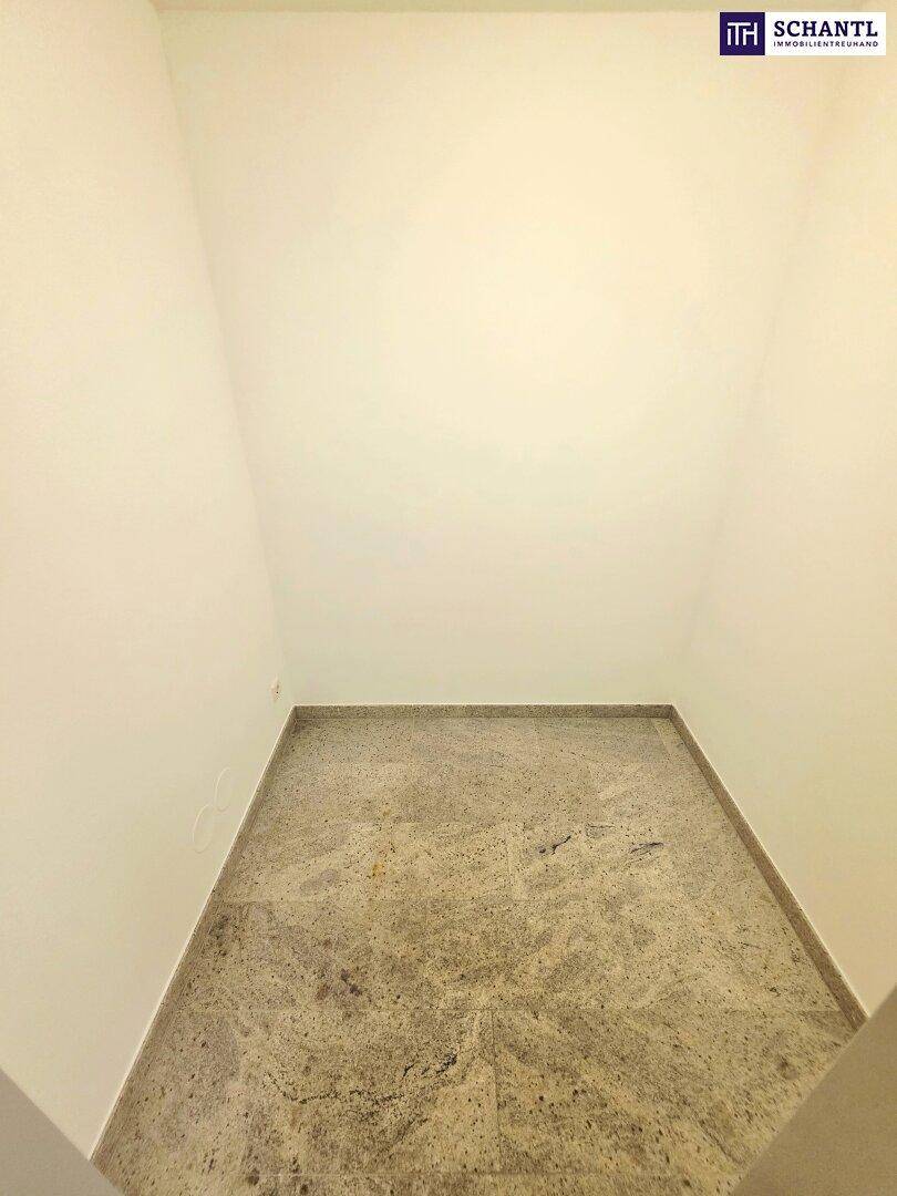 Leerer Raum mit hellen Wänden und einem gefliesten Boden, bereit zur individuellen Nutzung.