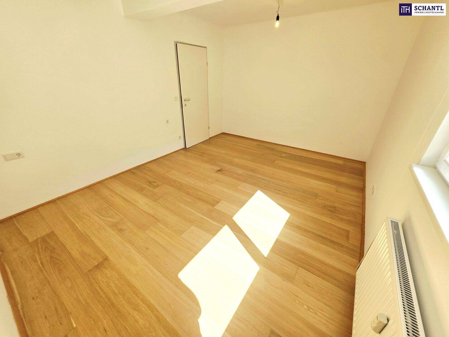 Ruhiges Schlafzimmer mit Holzboden und weiß gestrichenen Wänden, ideal für Erholung.