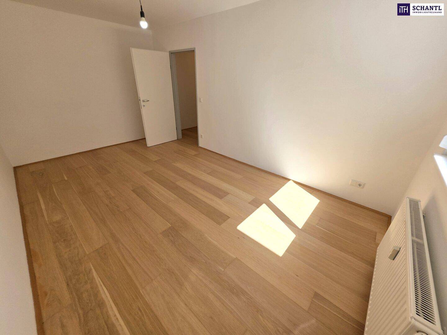 Helles Schlafzimmer mit Holzboden und weiß gestrichenen Wänden, bietet eine neutrale Basis.