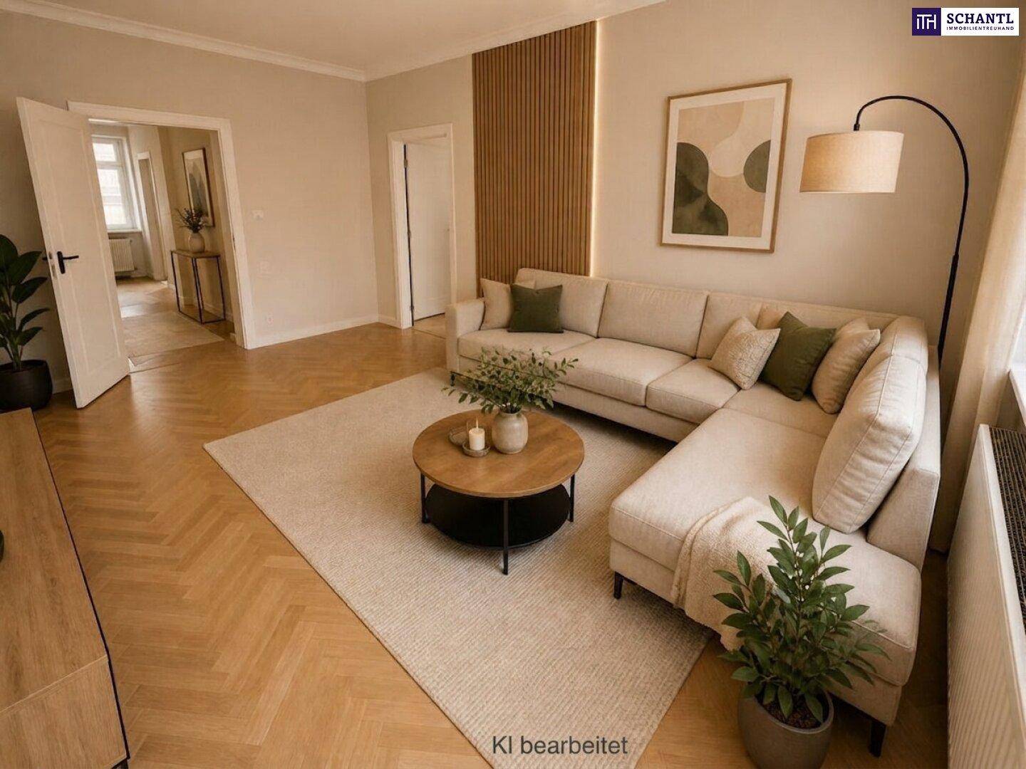 Geräumiges Wohnzimmer mit hellem Fischgrätparkett, beigem Ecksofa und moderner Wandverkleidung.