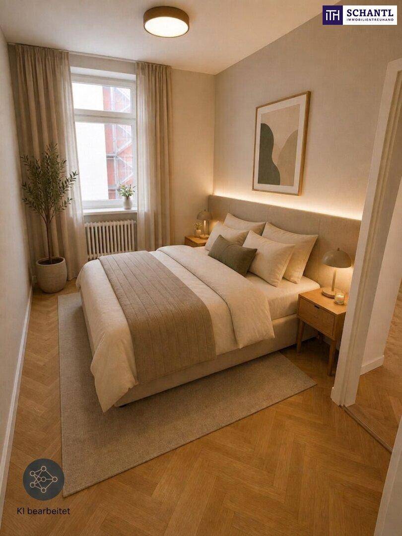 Gemütliches Schlafzimmer mit hellem Fischgrätparkett, großem Bett und indirekter Beleuchtung.