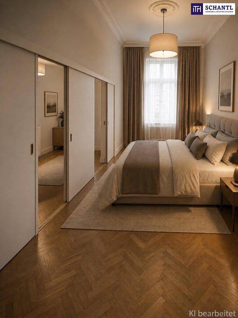 Gemütliches Schlafzimmer mit großem Doppelbett, Holzboden und eleganten Vorhängen, die viel Licht hereinlassen.