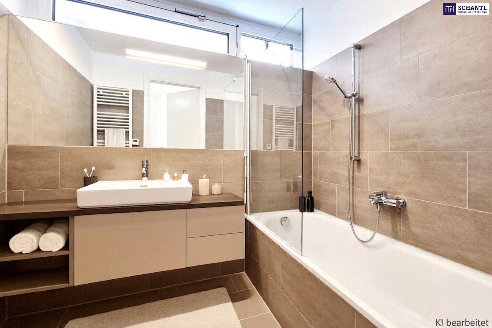 Modernes Badezimmer mit Badewanne, Duschbereich und großem Spiegel.