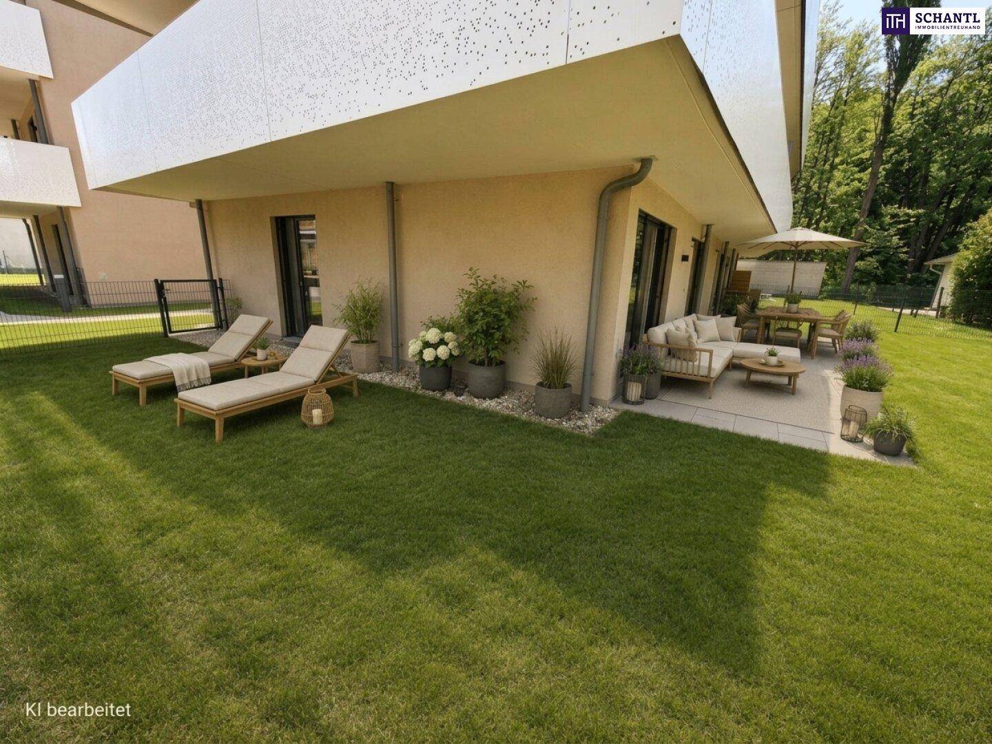 Sonniger Gartenbereich mit Liegestühlen und Terrasse am modernen Gebäude mit Balkon.