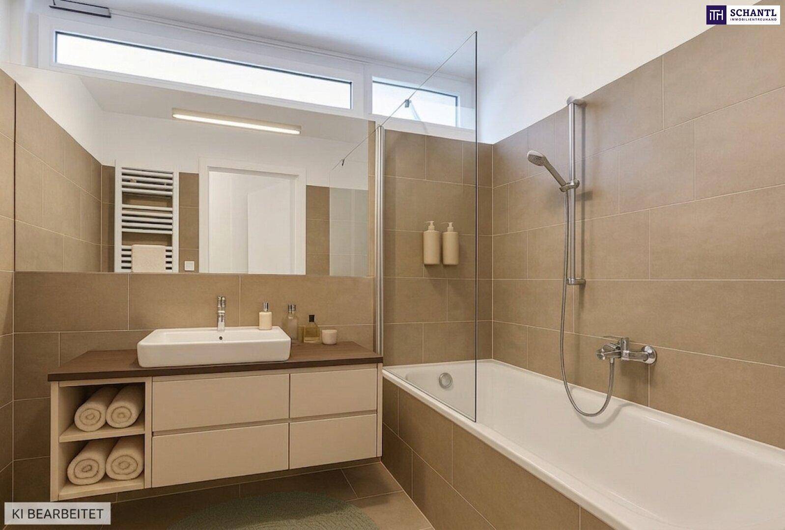 Modernes Badezimmer mit beigefarbenen Fliesen, Badewanne mit Duschfunktion und Fenster für Tageslicht.