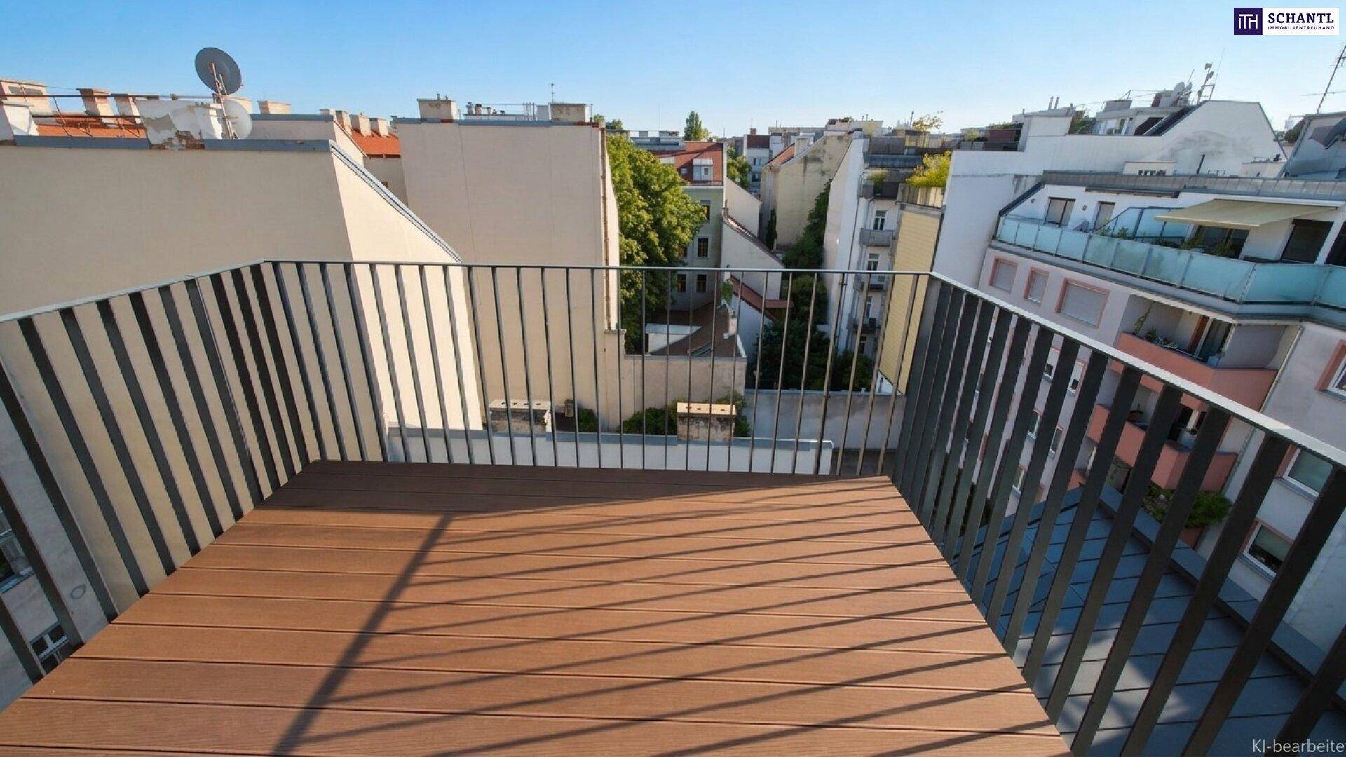 Kleiner Balkon mit Holzdielenboden und Blick auf die umliegenden Gebäude.