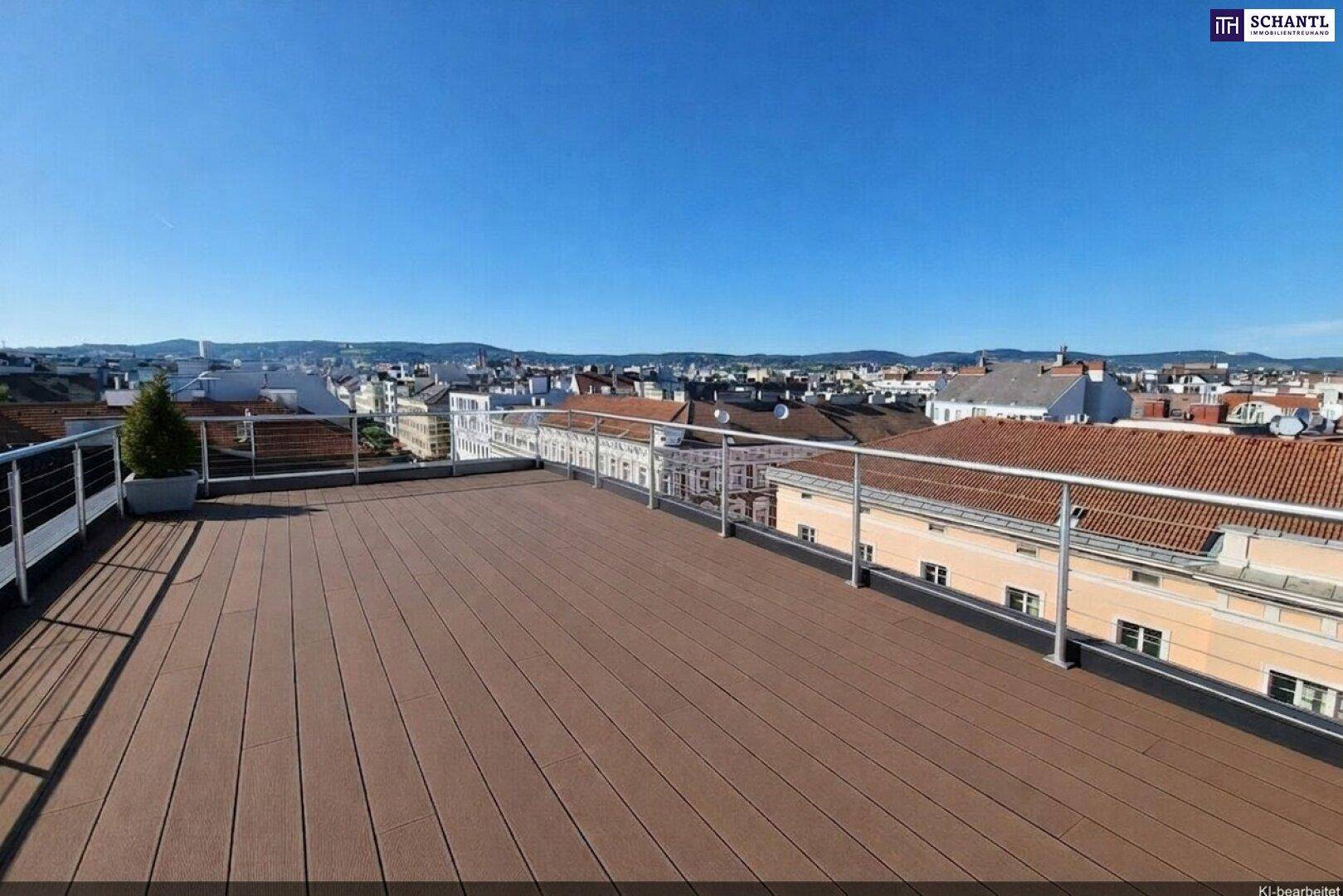Große Dachterrasse mit Holzdielenboden und weitem Blick über die Stadt.