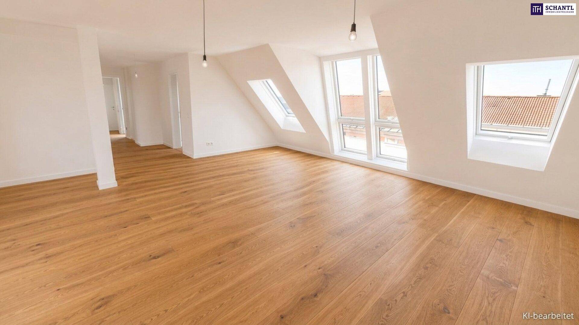 Lichtdurchfluteter Wohnbereich im Dachgeschoss mit Holzboden und schrägen Wänden.