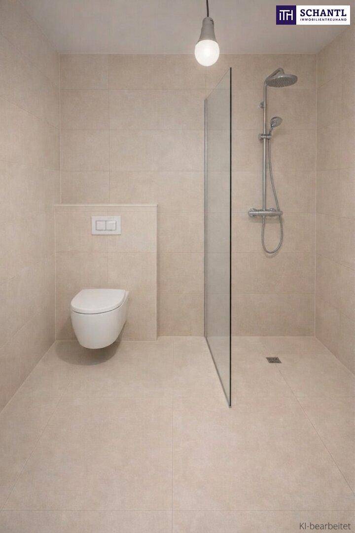 Modernes Badezimmer mit beigefarbenen Fliesen, wandhängendem WC und ebenerdiger Dusche.
