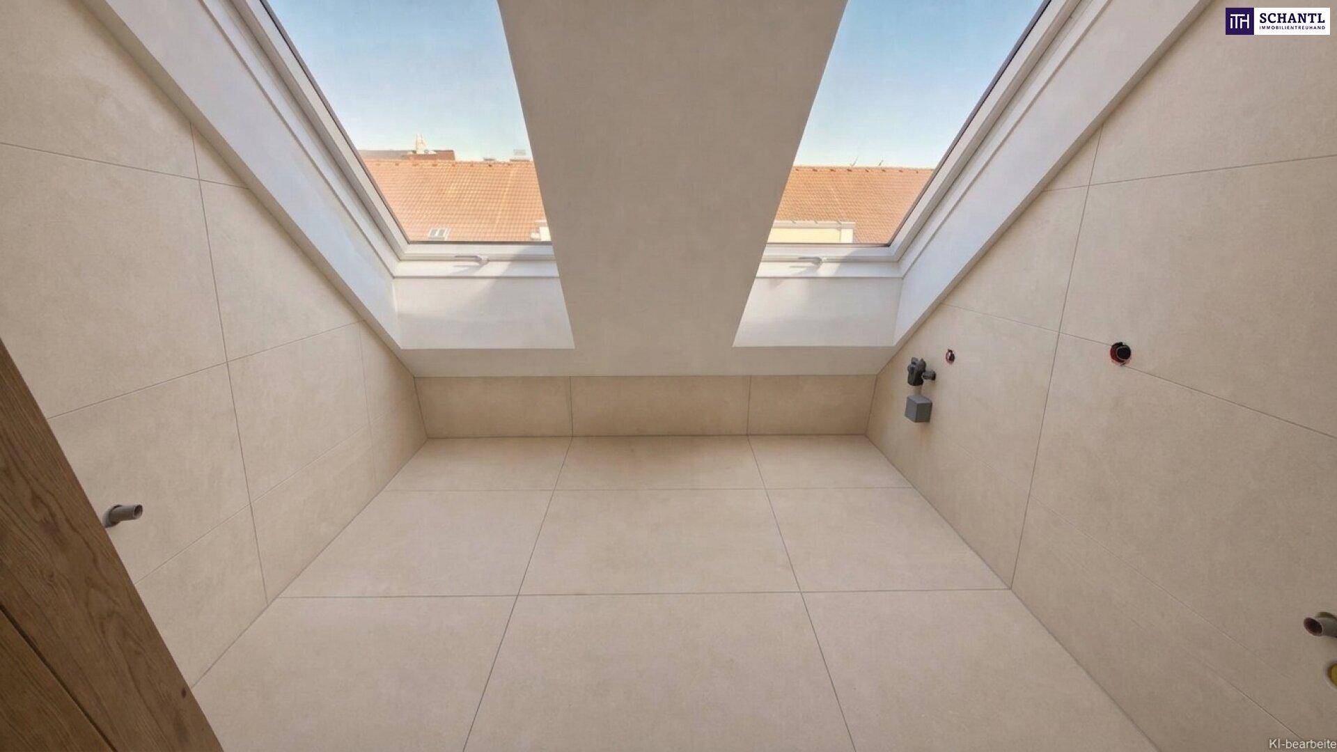 Helles Badezimmer im Dachgeschoss mit großen Dachfenstern und beigefarbenen Fliesen.